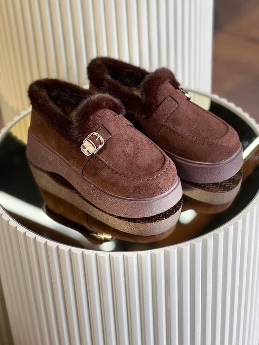 Ayollar qishki oyoq kiyimi.