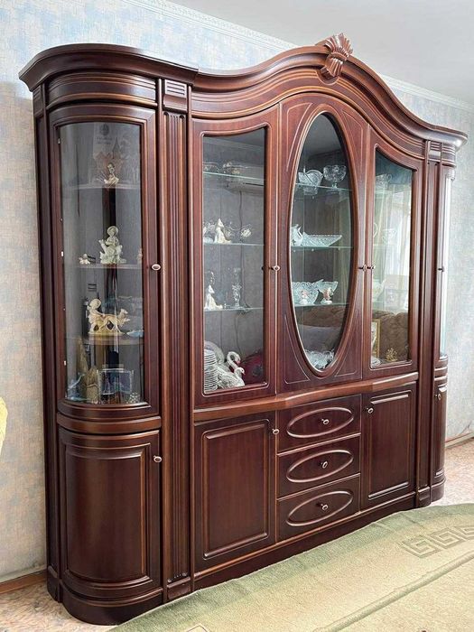 Продам гостинный шкаф