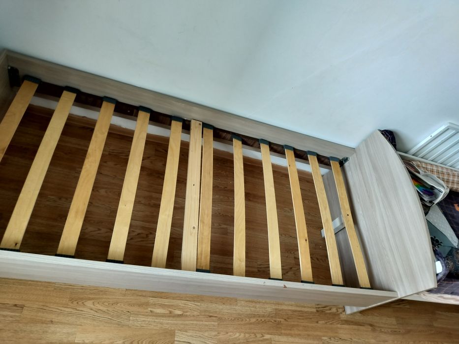 Кровать без матраса:2 штуки