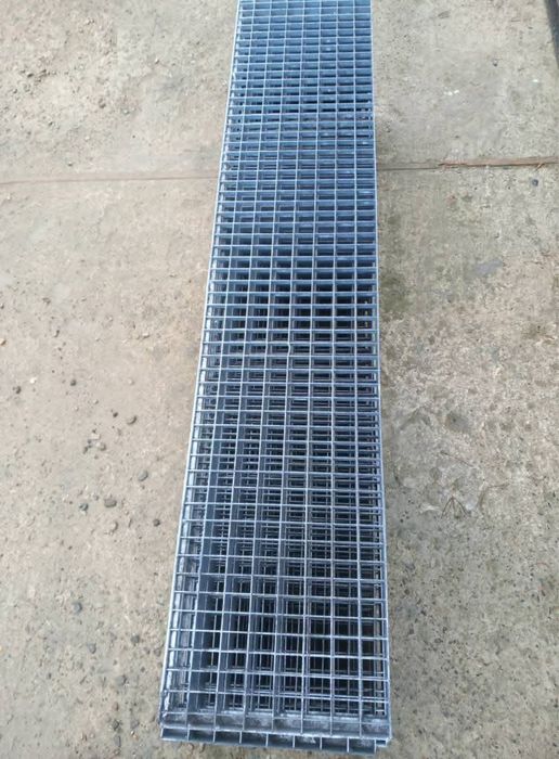 Trepte zincate metalice pentru scări metalice
