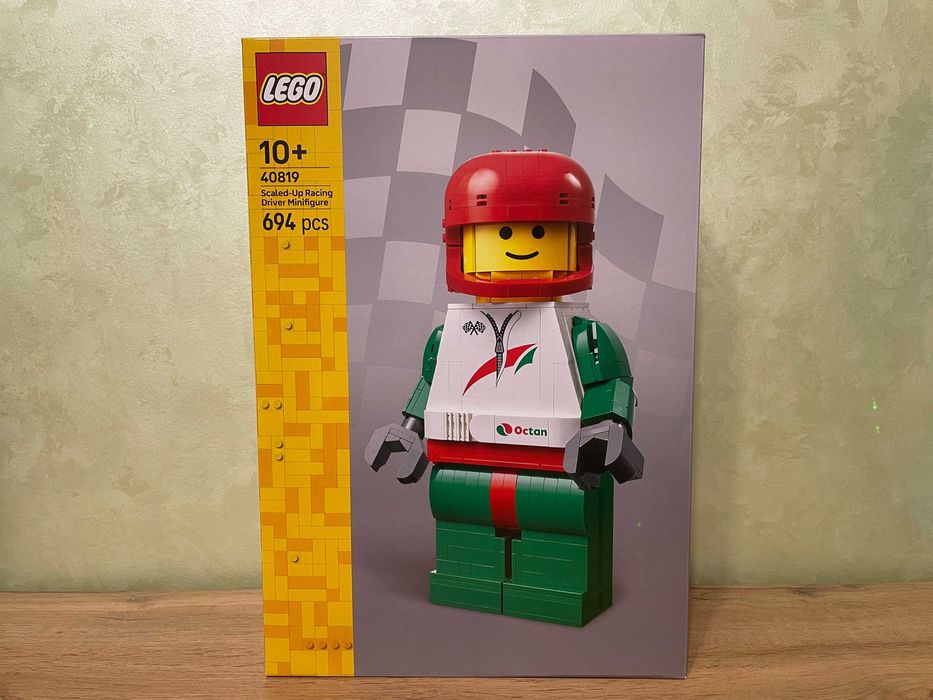 LEGO Up-Scaled Minifigure 40819: Увеличенная минифигурка гонщика