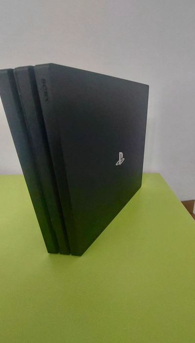 PS4 Pro + Răcitor + 33 de jocuri (cont gata făcut)