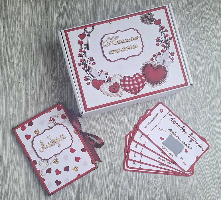 Подаръчен комплект, включващ любовни ваучери и мини албум за снимки