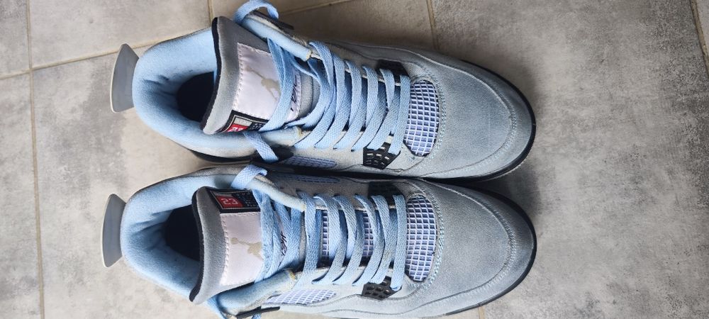Vând Jordan 4 Retro University Blue