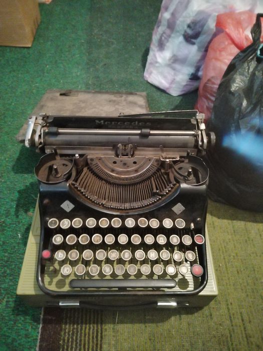 Стара пишеща машина за декорация или подарък.