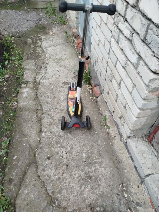 Продам самокат на 6-8 лет