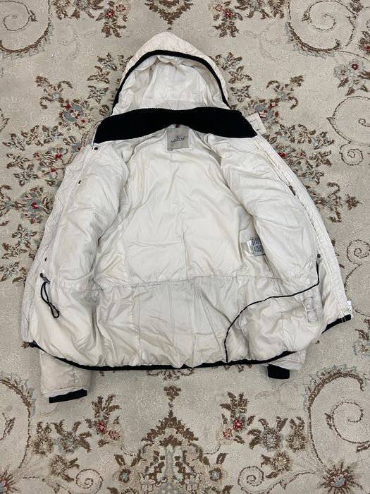 Продаю Куртка Moncler белая с капюшоном