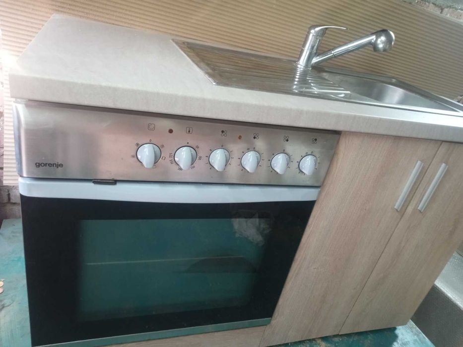 Продавам кухненски шкаф с печка и мивка