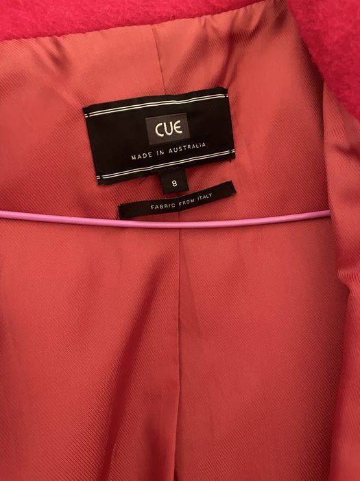 Червено вълнено палто