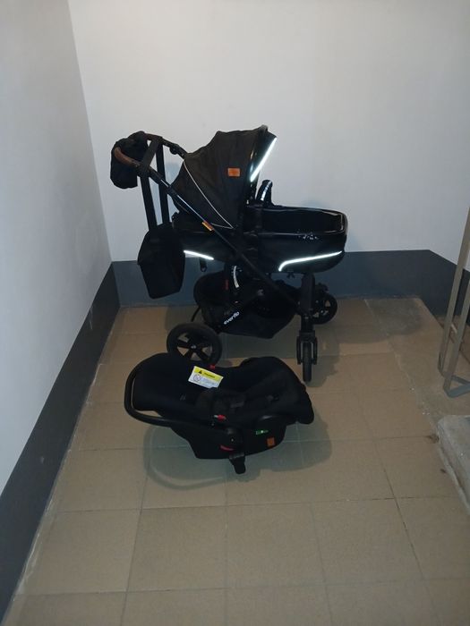 Детская коляска с автолюлькой.