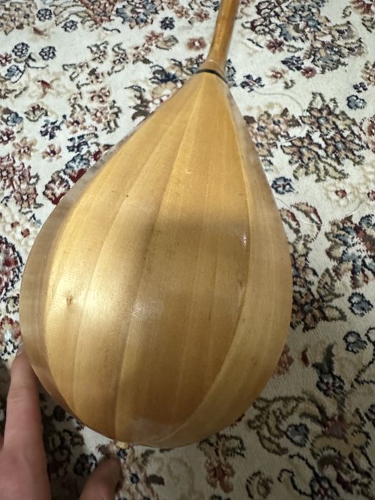 Домбыра среднего размера