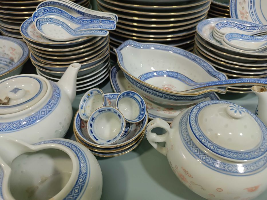 Сервиз столово-чайный  на 12 персон в технике "рисовые зерна".