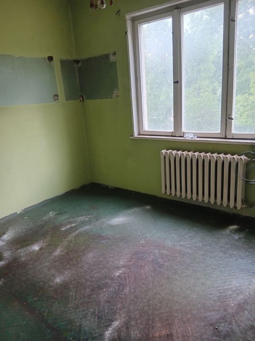 Продава се 3-стаен тухлен апартамент с гараж, мазе и таванско помещение – кв. Добруджански