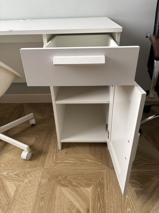 Белый письменный стол со стулом