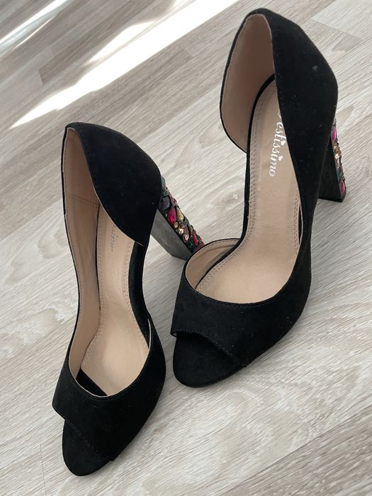 Pantofi cu toc deosebit