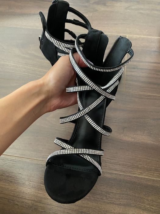 Обувки на висок ток