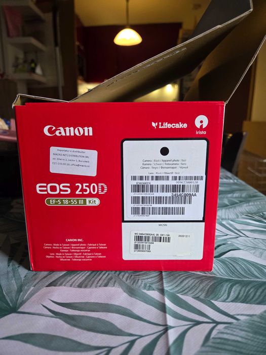 Продава/заменя Canon EOS 250D камера (само тялото)