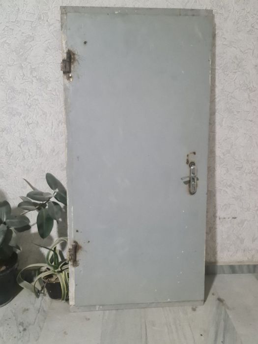 Temir eshik sotiladi