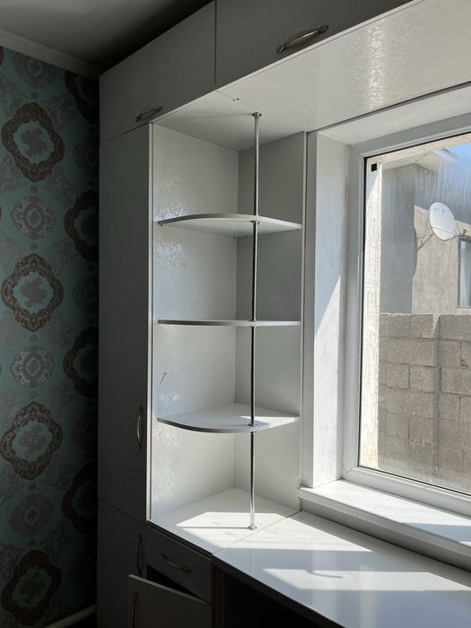 Настенный шкаф с дверями