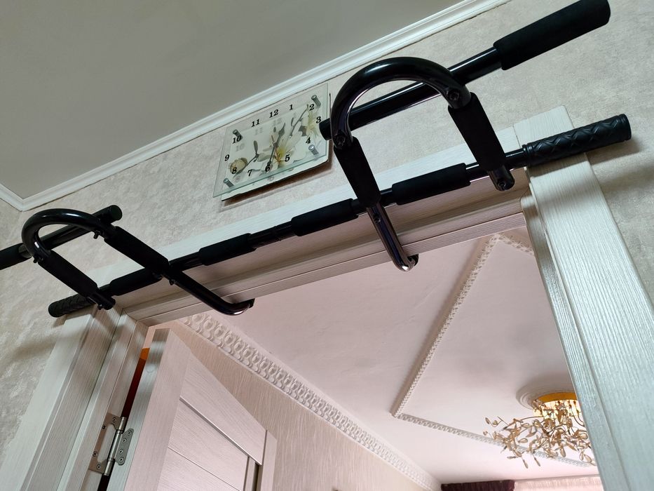 Продам турник дверной.