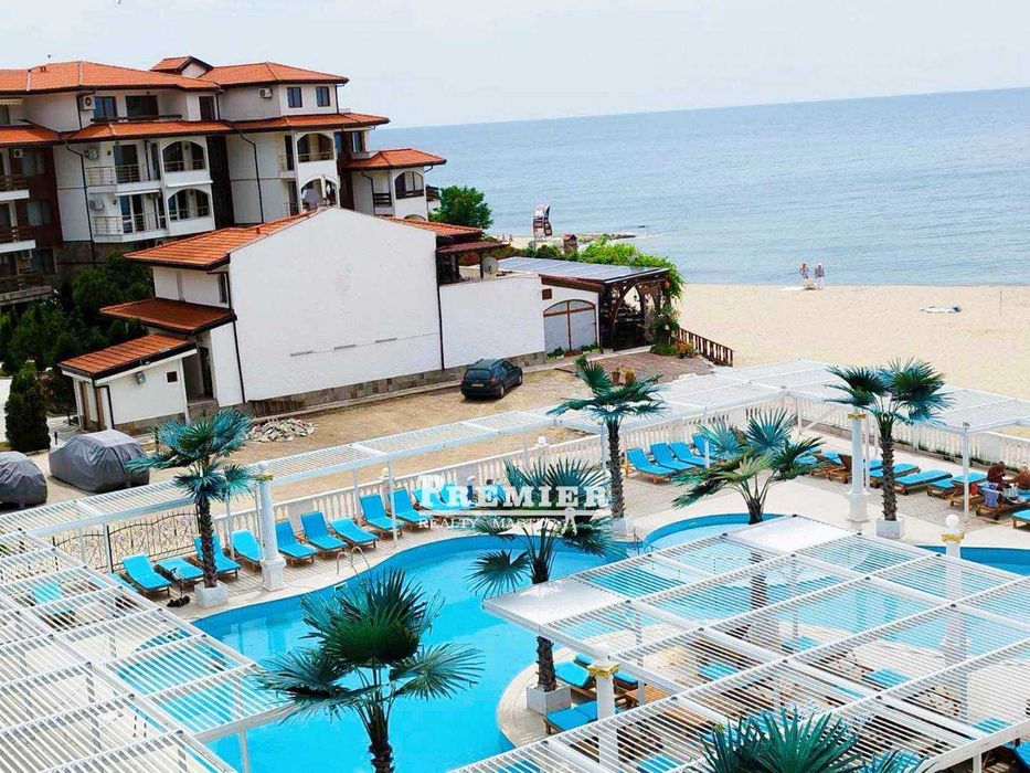 Двустаен апартамент в луксозна резиденция на първа линия в Елените