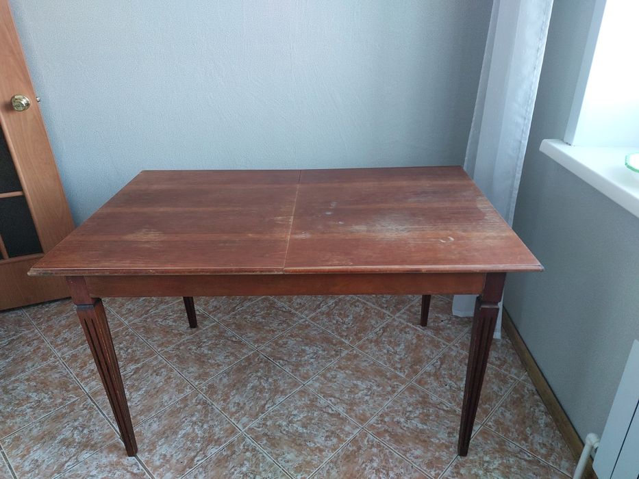 Продам стол и стулья.