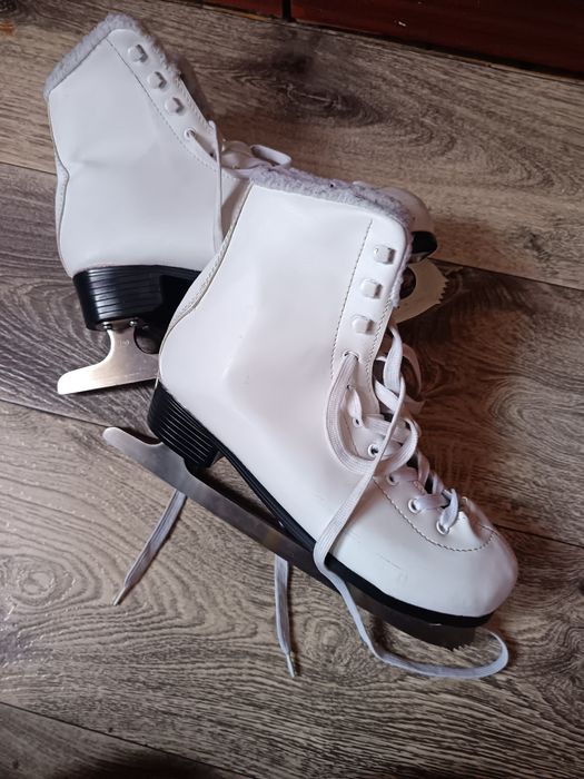 Продам коньки фигурные