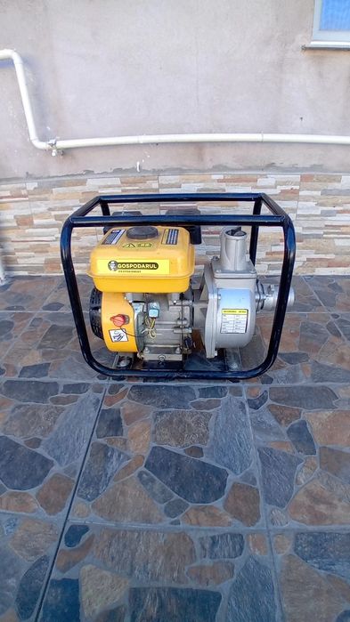 Vând motopompa pe benzina  și 10 furtunuri a cate 20m