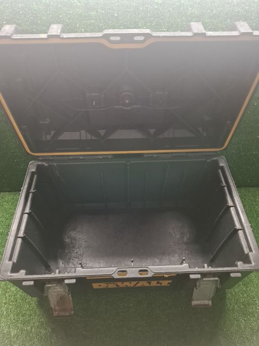 Куфари на DeWALT