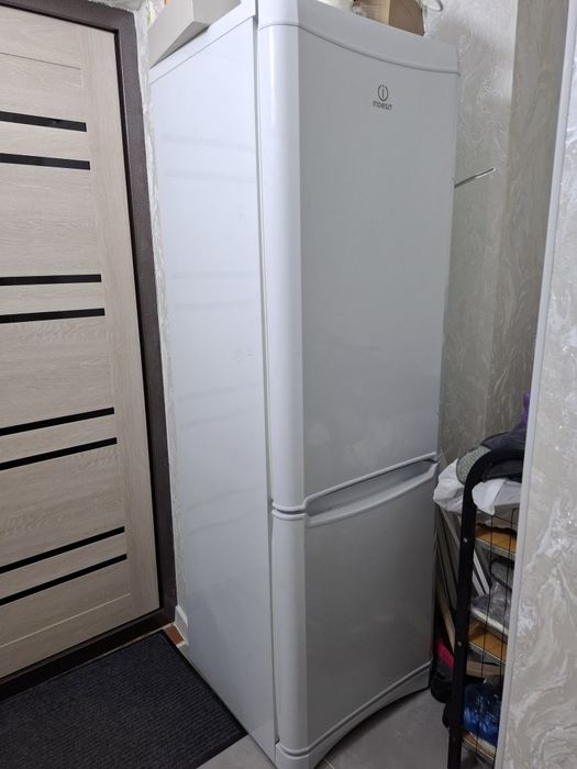 Продаю Холодильник Indesit