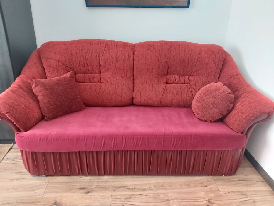 Vând canapea foarte frumoasa, model REGAL, culoarea visinie