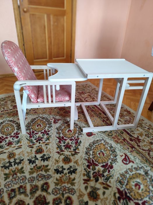 Продам манежу, качалку, стол стульчик.