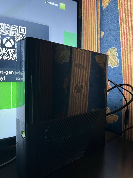 Xbox 360 E + 2 Controllere + Cabluri