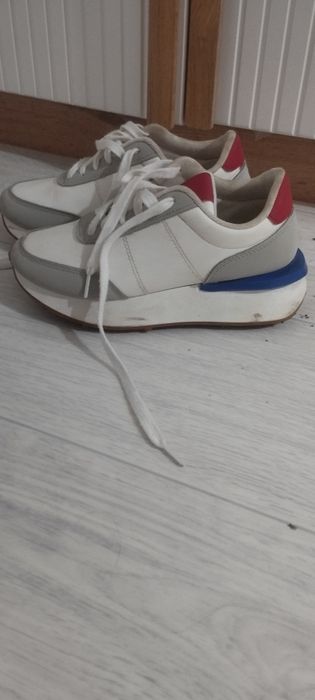 Срочно продам кроссовки