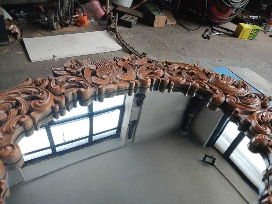 Oglindă vintage cu ramă de lemn masiv sculptat manual