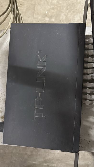 Коммутатор TP-Link 24 порта + патч-панель с кабелями
