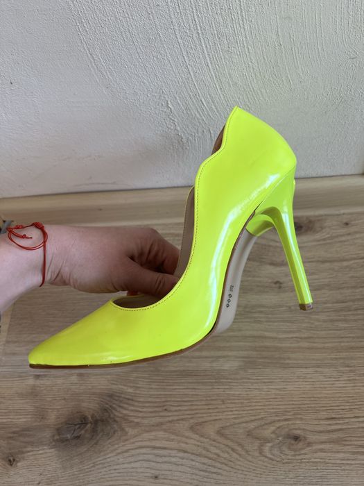 Елегантни неонови обувки