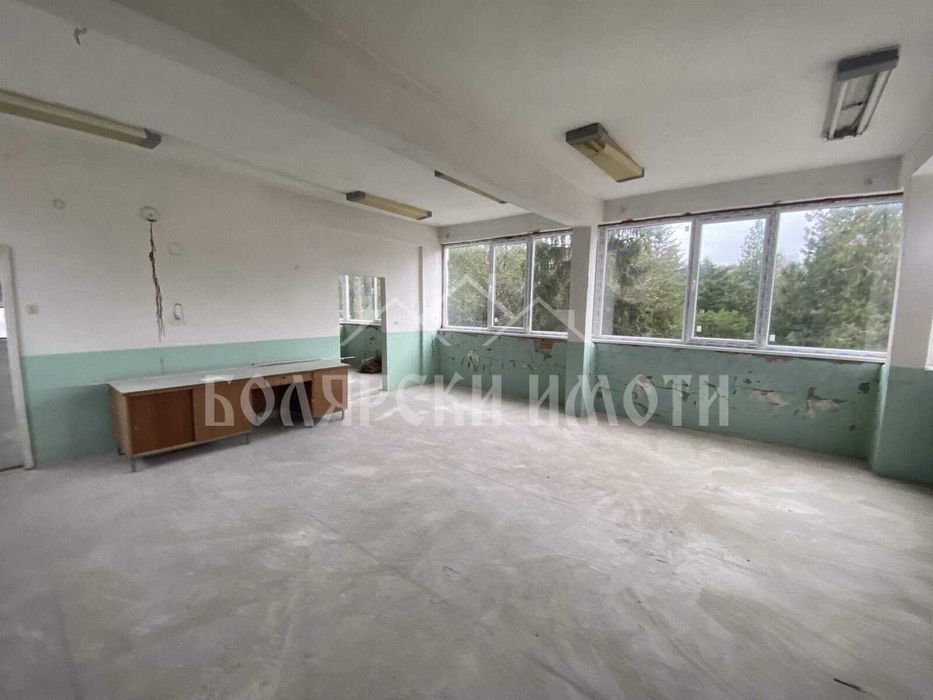 Търговска сграда в село Самоводене