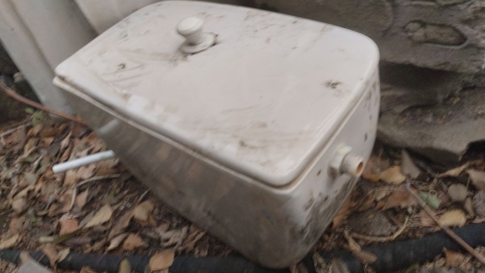 Продам бачок на унитаз б/у