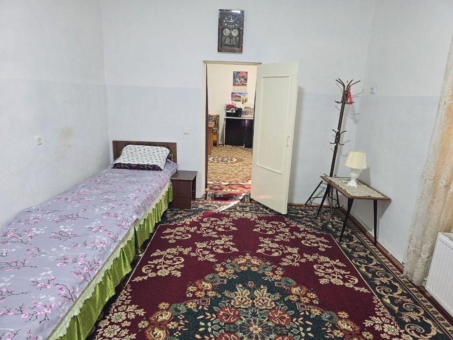 Когон шахар гор балницани олдида мехмонхона бор.