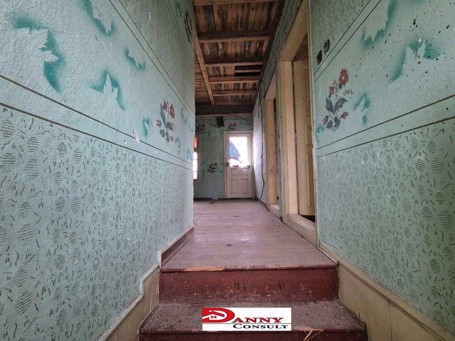 Двуетажна къща с двор и кладенец в с. Драгижево