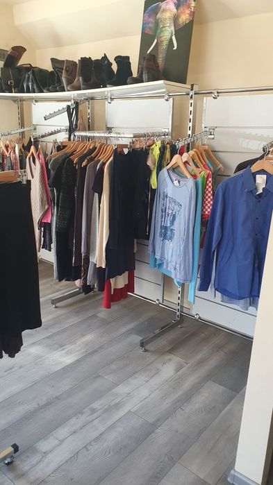 Vand mobilier magazin haine 1000 lei