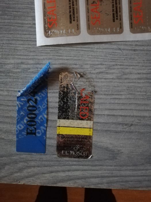 Стикери за сигурност запечатване на варели с гориво и етерични масла.