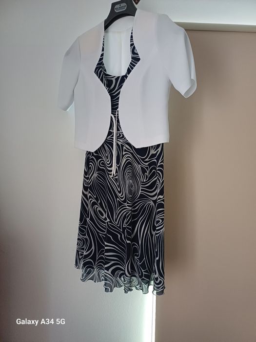 Rochie moderna cu blazer.