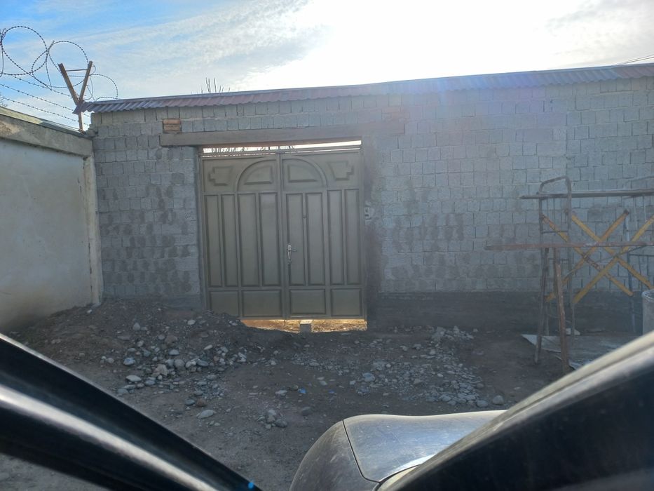 Шахар марказида катта ховли