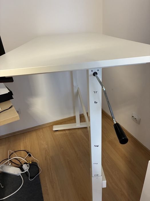 Vand birou reglabil pe inaltime