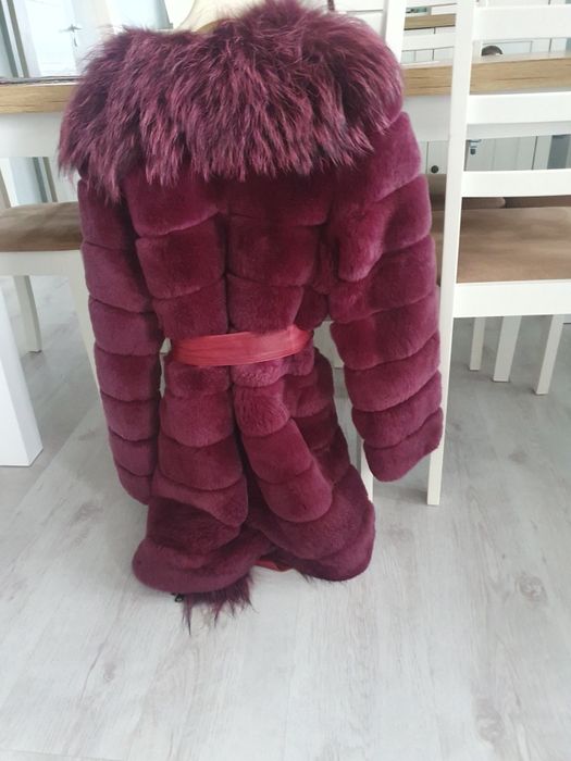 Луксозен  кожух от чинчила и богата яка от лисица,