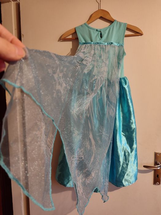 Рокля с шлейф и блестящо наметало от "Замръзналото кралство"