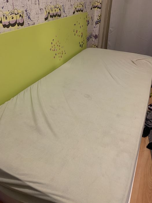 Легло цвят зелено