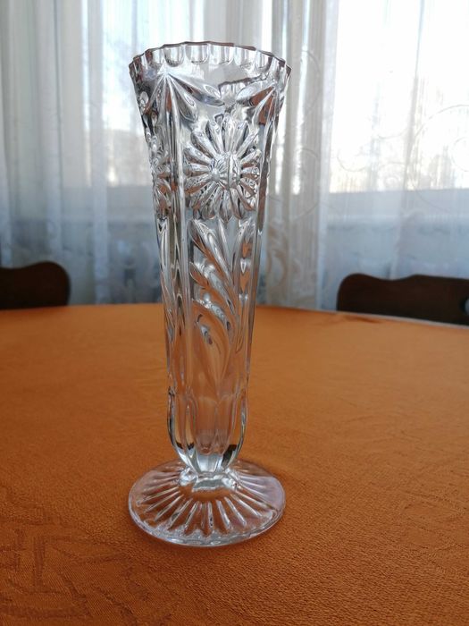 Елегантна кристална ваза